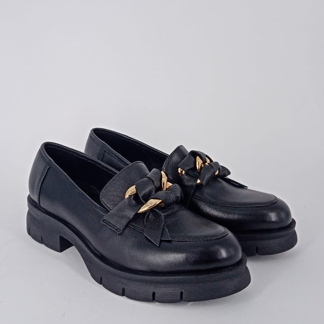 MELLUSO- mocassino in pelle nera con morsetto.