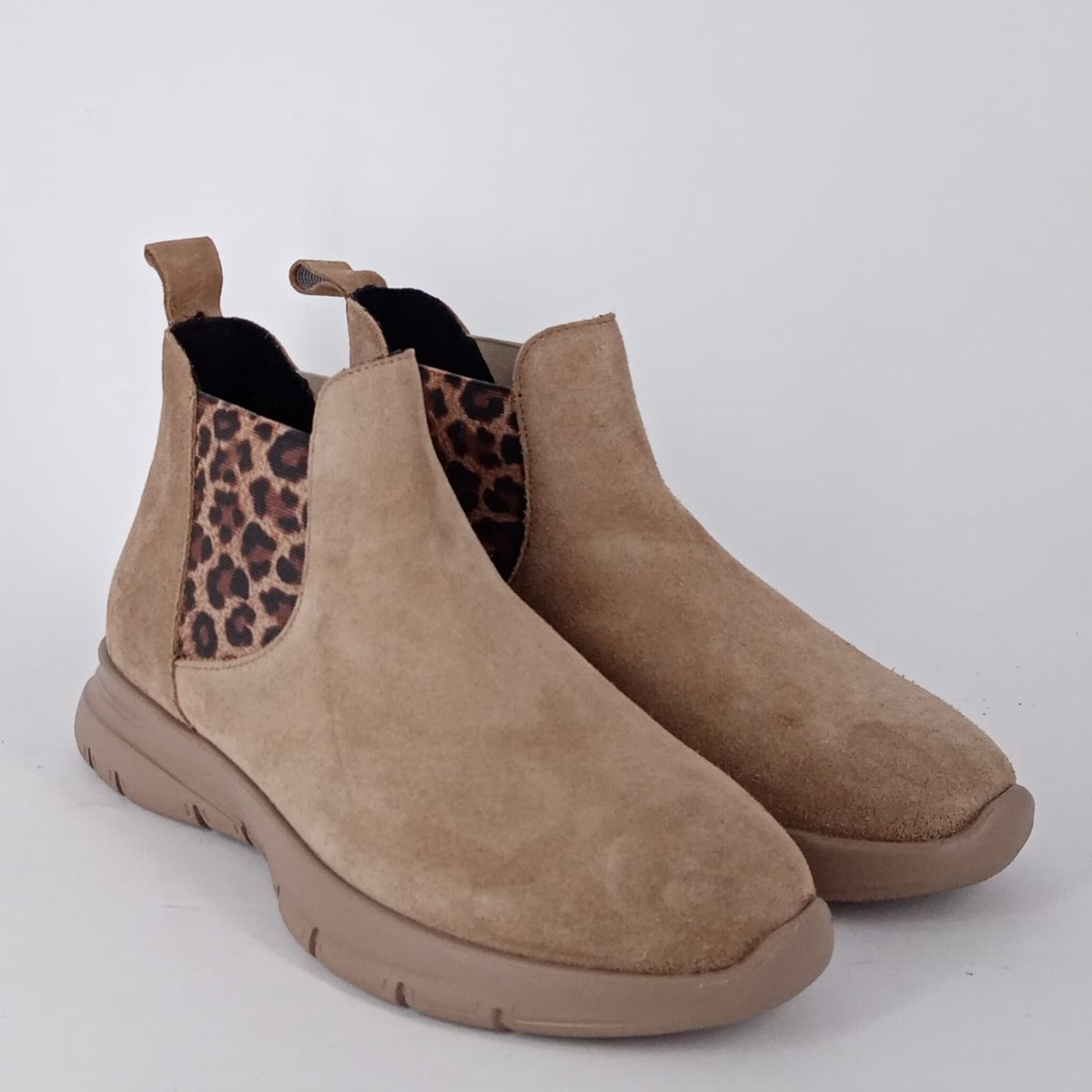FRAU- Tronchetto beatles  in camoscio beige con riporti animalier.