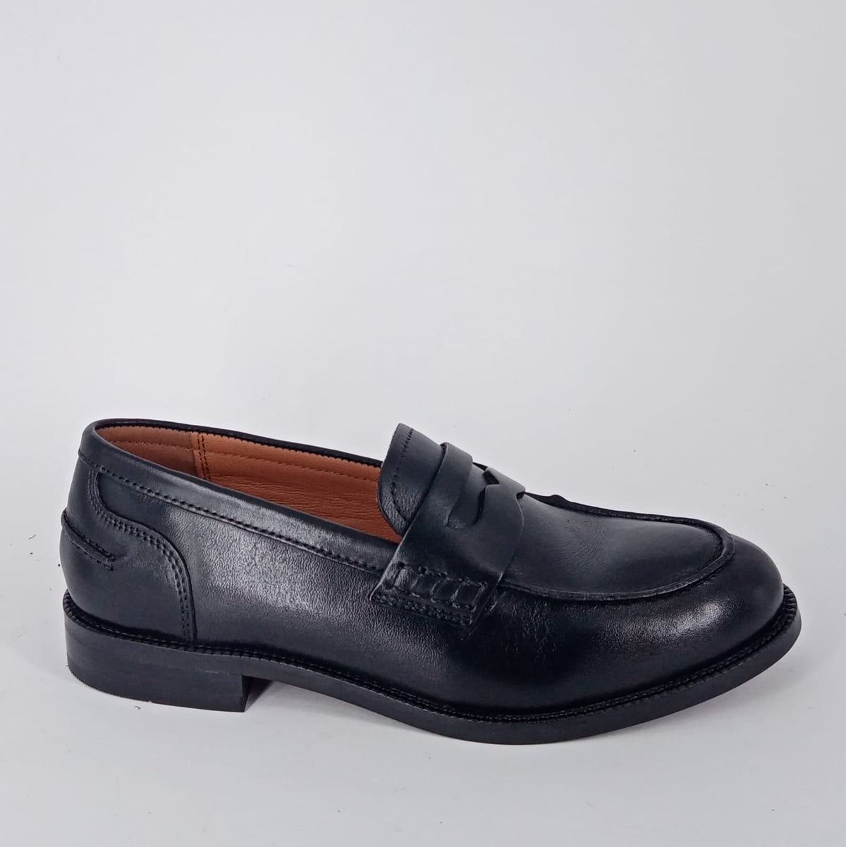 Melluso-mocassino college donna in pelle nera.
