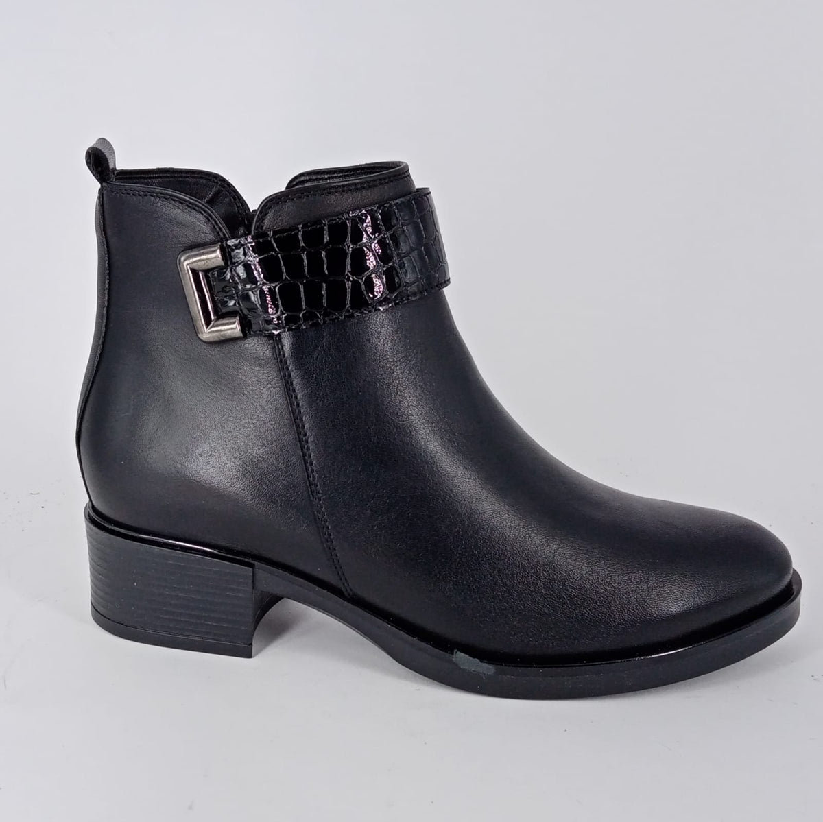 .MELLUSO  . Tronchetto in pelle nera con zip