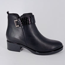 Carica l&#39;immagine nel visualizzatore di Gallery, .MELLUSO  . Tronchetto in pelle nera con zip  -
