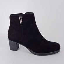 Carica l&#39;immagine nel visualizzatore di Gallery, SUSIMODA - Tronchetto in pelle scamosciata nera  -
