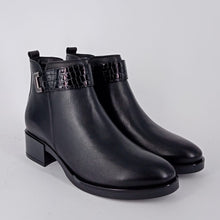 Carica l&#39;immagine nel visualizzatore di Gallery, .MELLUSO  . Tronchetto in pelle nera con zip  -
