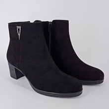 Carica l&#39;immagine nel visualizzatore di Gallery, SUSIMODA - Tronchetto in pelle scamosciata nera  -
