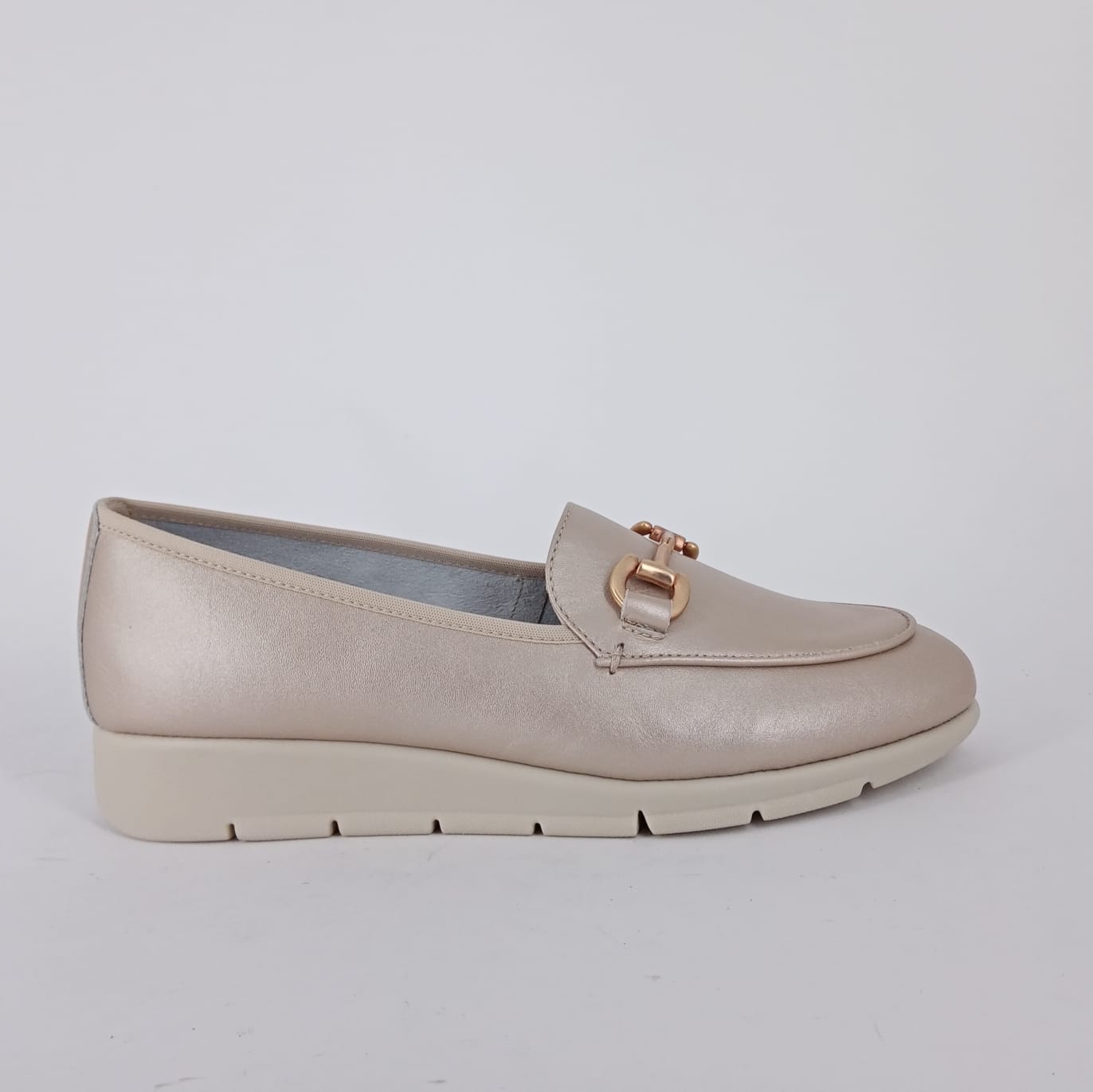 Frau - Scarpa beige comoda con morsetto.
