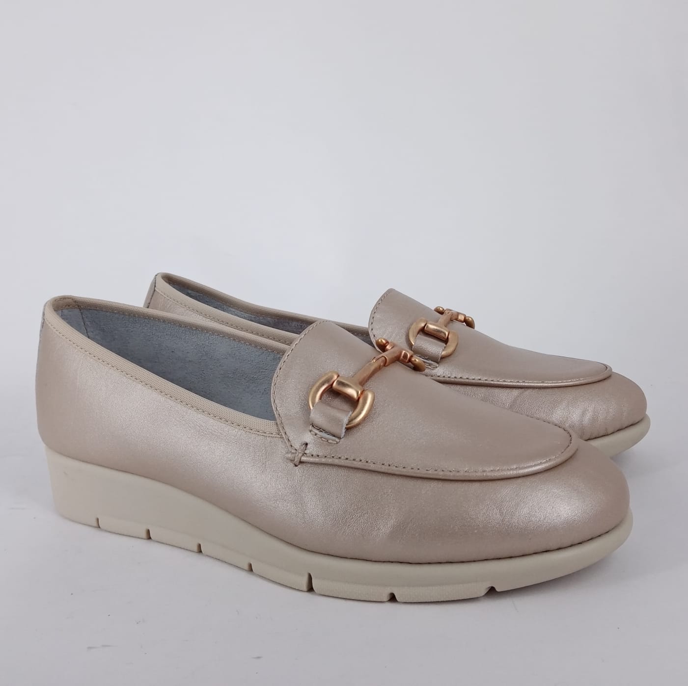 Frau - Scarpa beige comoda con morsetto.