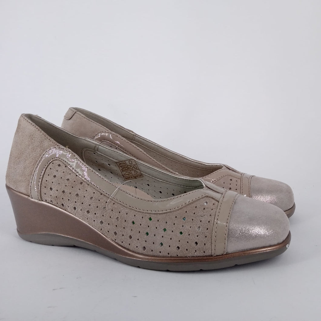 Mary Soft -  Decolletè in pelle beige con zeppa comoda.