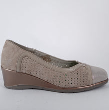 Carica l&#39;immagine nel visualizzatore di Gallery, Mary Soft -  Decolletè in pelle beige con zeppa comoda.
