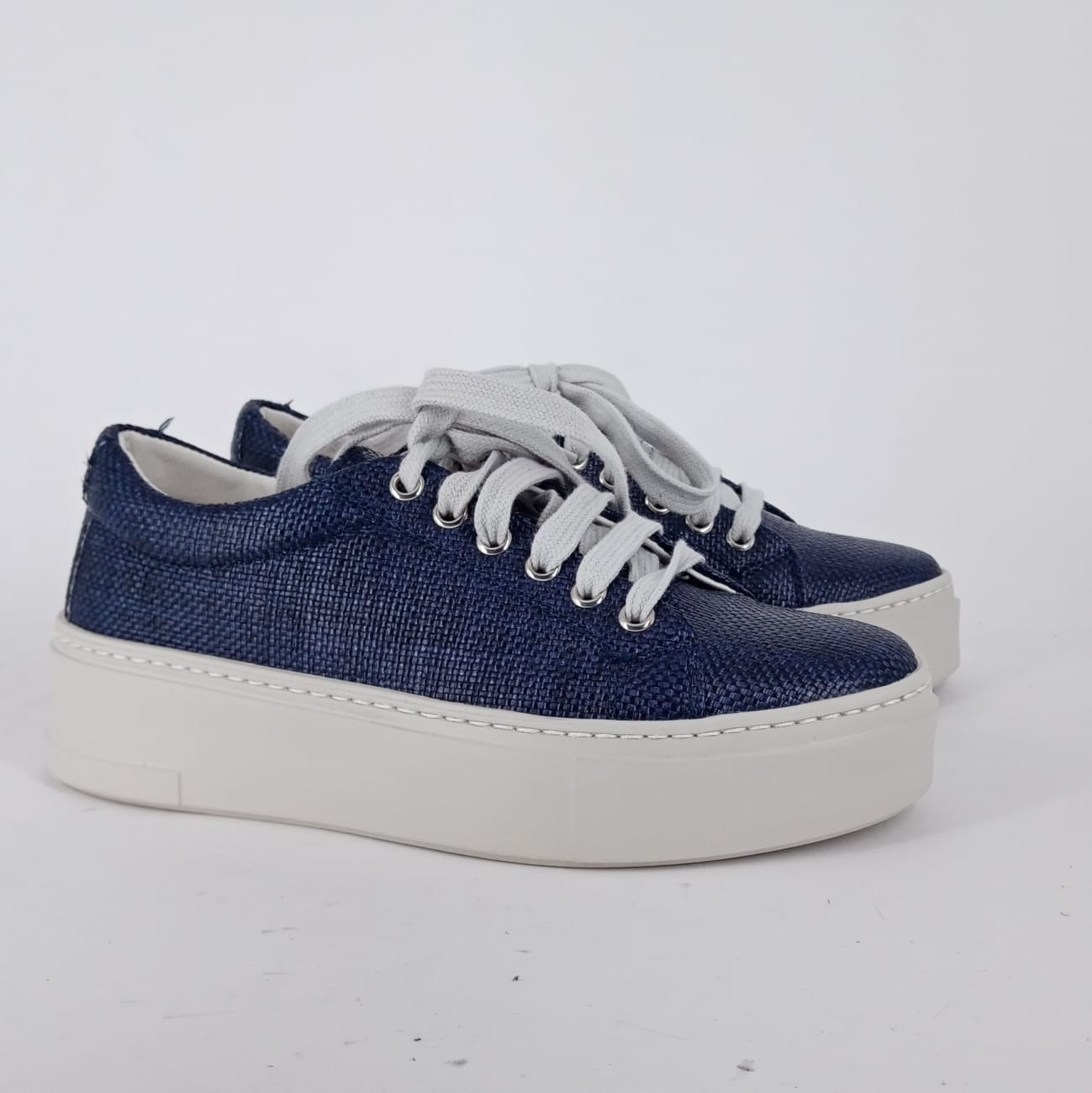Frau - Sneakers in rafia blu.