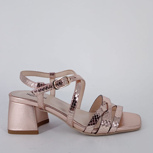 Nero Giardini - Sandali in  pelle metallizzata cipria .