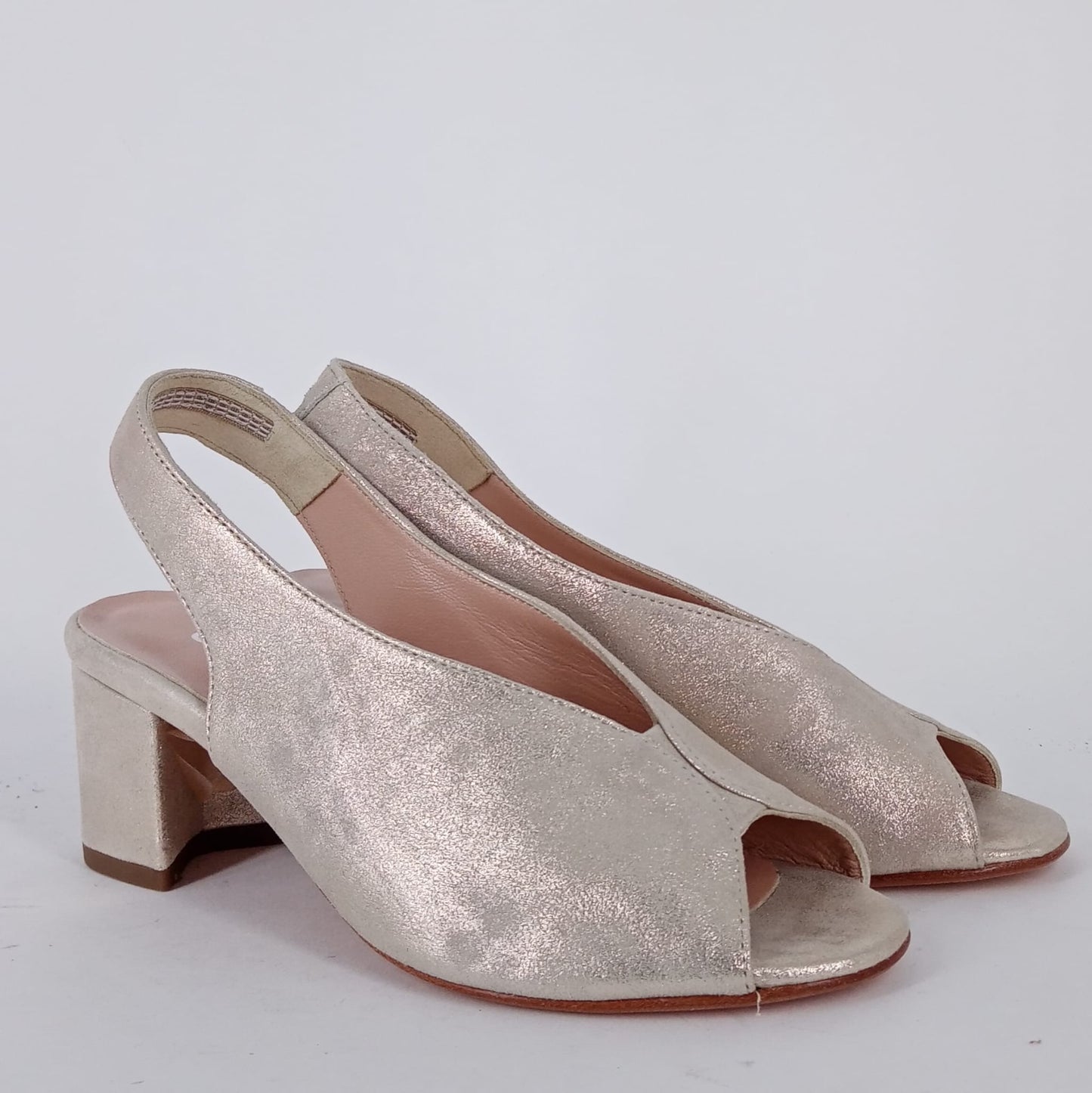 Cinzia Valle - Sandalo comodo  in pelle platino.