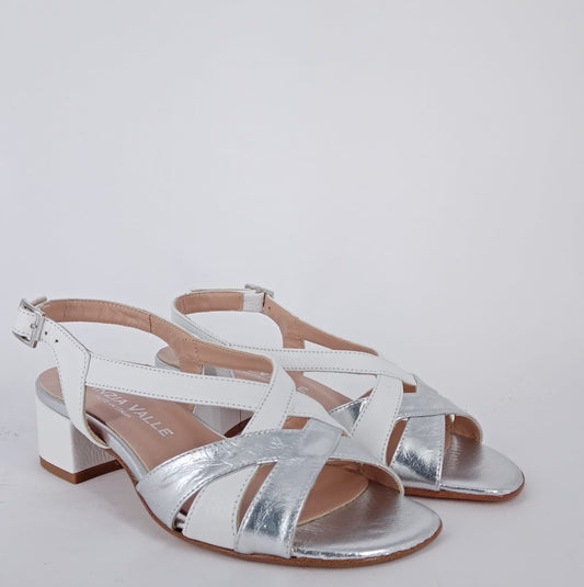 Cinzia Valle - Sandalo in pelle bianca e argento laminato.