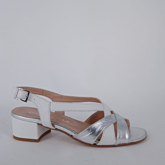 Cinzia Valle - Sandalo in pelle bianca e argento laminato.