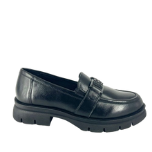 Carica l&#39;immagine nel visualizzatore di Gallery, Melluso - Mocassino in pelle nera con accessorio.
