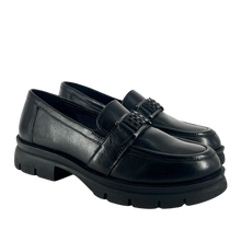 Carica l&#39;immagine nel visualizzatore di Gallery, Melluso - Mocassino in pelle nera con accessorio.
