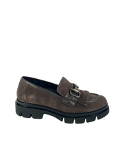 Carica l&#39;immagine nel visualizzatore di Gallery, Melluso - Mocassino in camoscio marrone con frangia.
