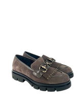 Carica l&#39;immagine nel visualizzatore di Gallery, Melluso - Mocassino in camoscio marrone con frangia.
