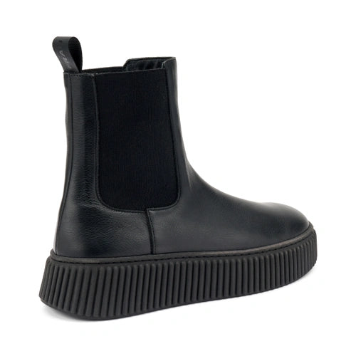 Frau - Beatles donna in pelle nera.