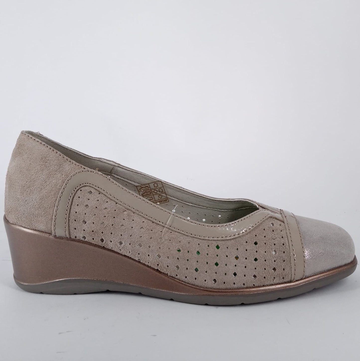 Mary Soft -  Decolletè in pelle beige con zeppa comoda.