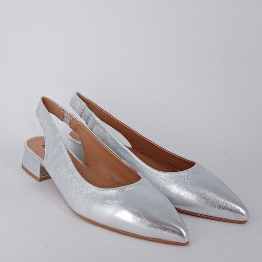 Melluso . Decollètè slingback in pelle argento.