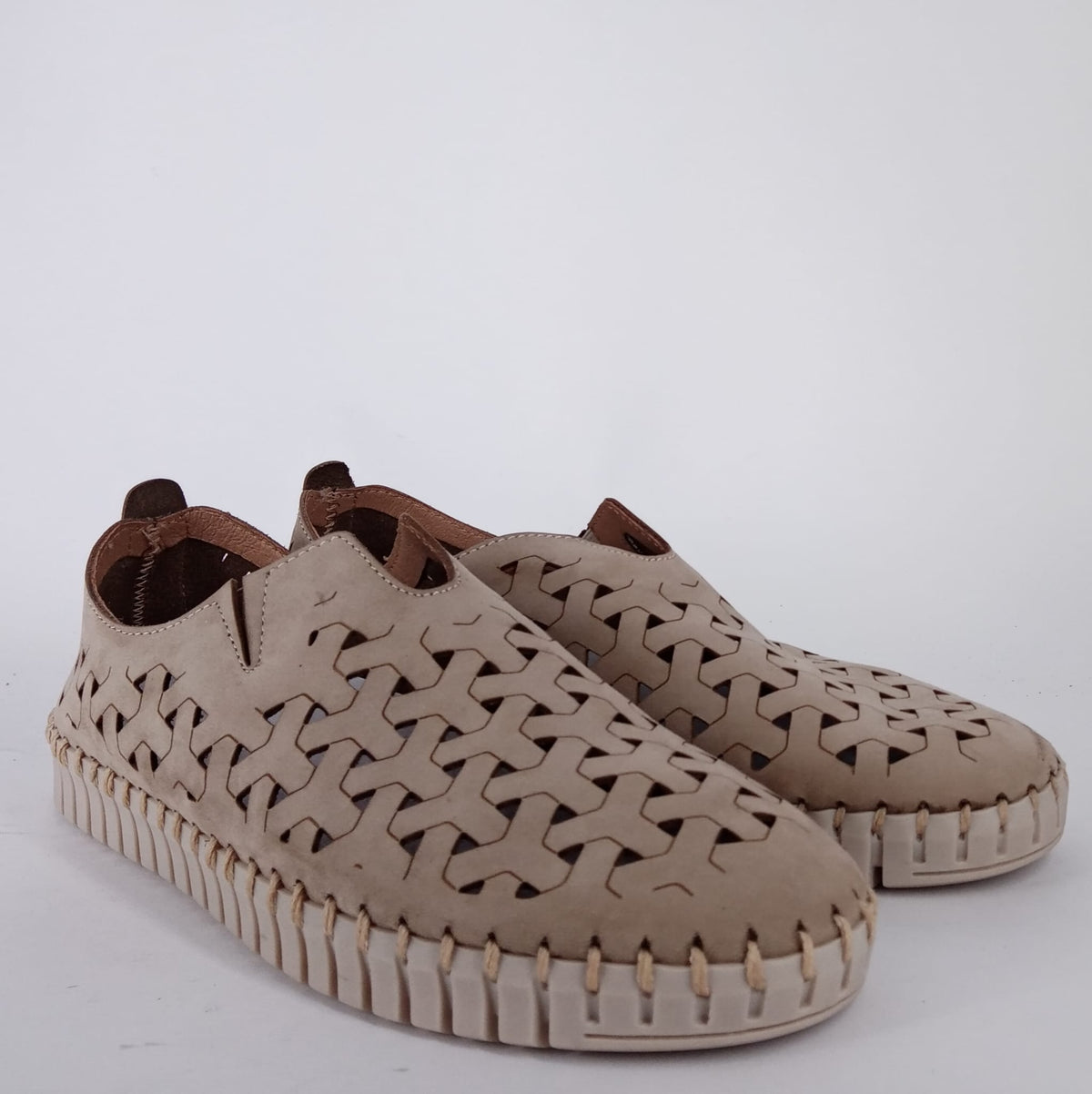 Frau -Slip on in pelle traforata beige.