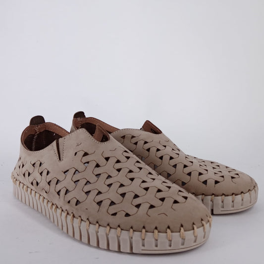 Frau -Slip on in pelle traforata beige.