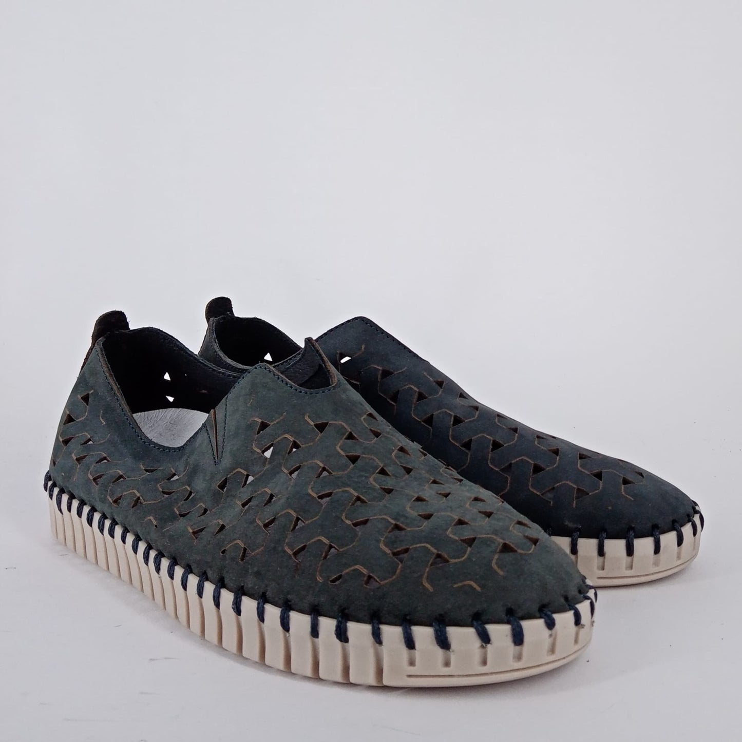 Frau - Slip on in pelle traforata blu.