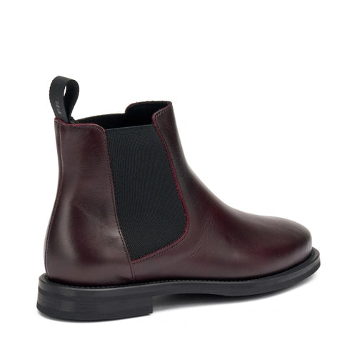 Frau - Beatles in pelle bordeaux.