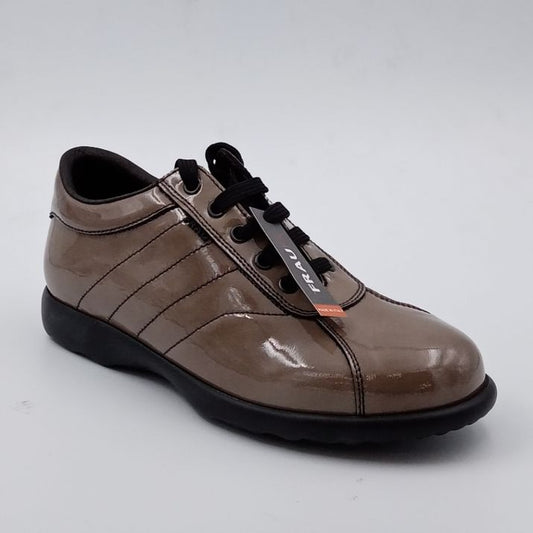 FRAU - Scarpa allacciata sporty in vernice taupe  -50%