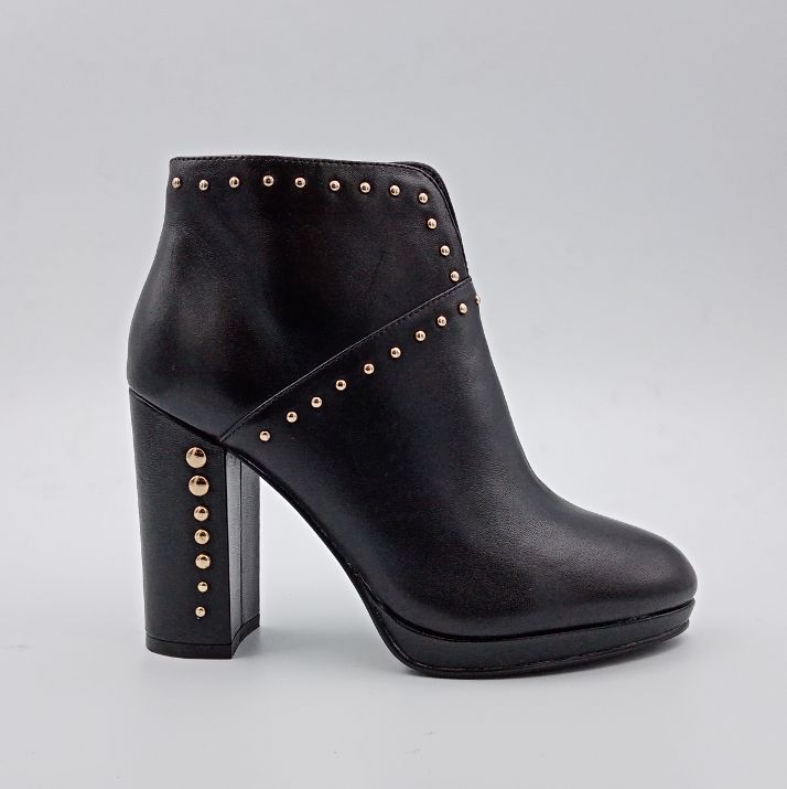 CAFENOIR - Tronchetto in pelle con borchie - -50%