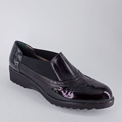 CONFORT. Scarpa in pelle e vernice con zeppa. -50%