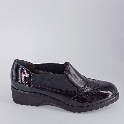 CONFORT. Scarpa in pelle e vernice con zeppa. -50%