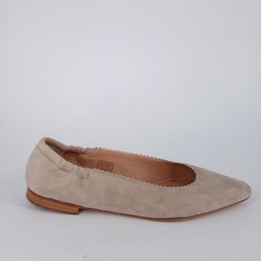 PROSPERINE . Ballerina in camoscio nude .