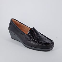 COMFORT . Mocassini in pelle nera con zeppa .