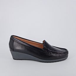 COMFORT . Mocassini in pelle nera con zeppa .