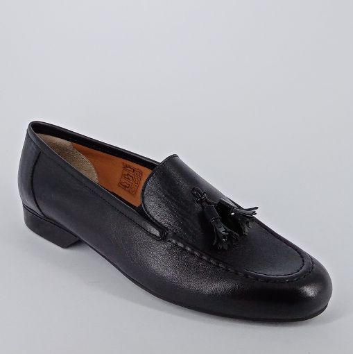 MORATTI . Mocassino in nappa nera con nappine .