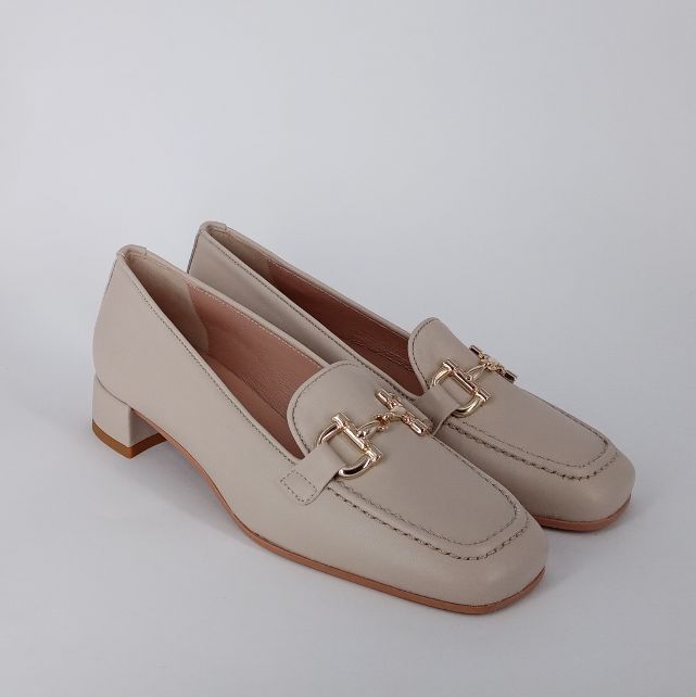 CINZIA VALLE . Mocassino beige con morsettto . -40%