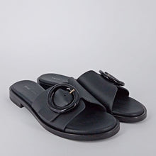 Carica l&#39;immagine nel visualizzatore di Gallery, FRAU . Ciabattina a fascia in pelle nera
