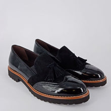 Carica l&#39;immagine nel visualizzatore di Gallery, Cinzia Valle - Slip-on in vernice e camoscio nero .
