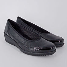 Carica l&#39;immagine nel visualizzatore di Gallery, Ara - Decoltè classico sportivo con zeppa. -
