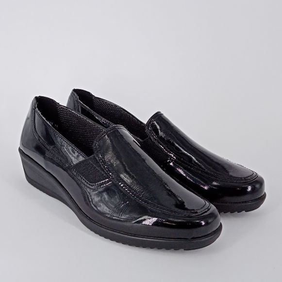 Ara - Mocassino classico in vernice nera con zeppa comoda.