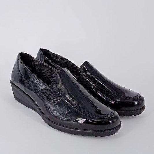 Ara - Mocassino classico in vernice nera con zeppa comoda.