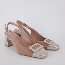 Carica l&#39;immagine nel visualizzatore di Gallery, CINZIA VALLE - Decolletè SLING BACK in camoscio sabbia e riporti platino . -30%
